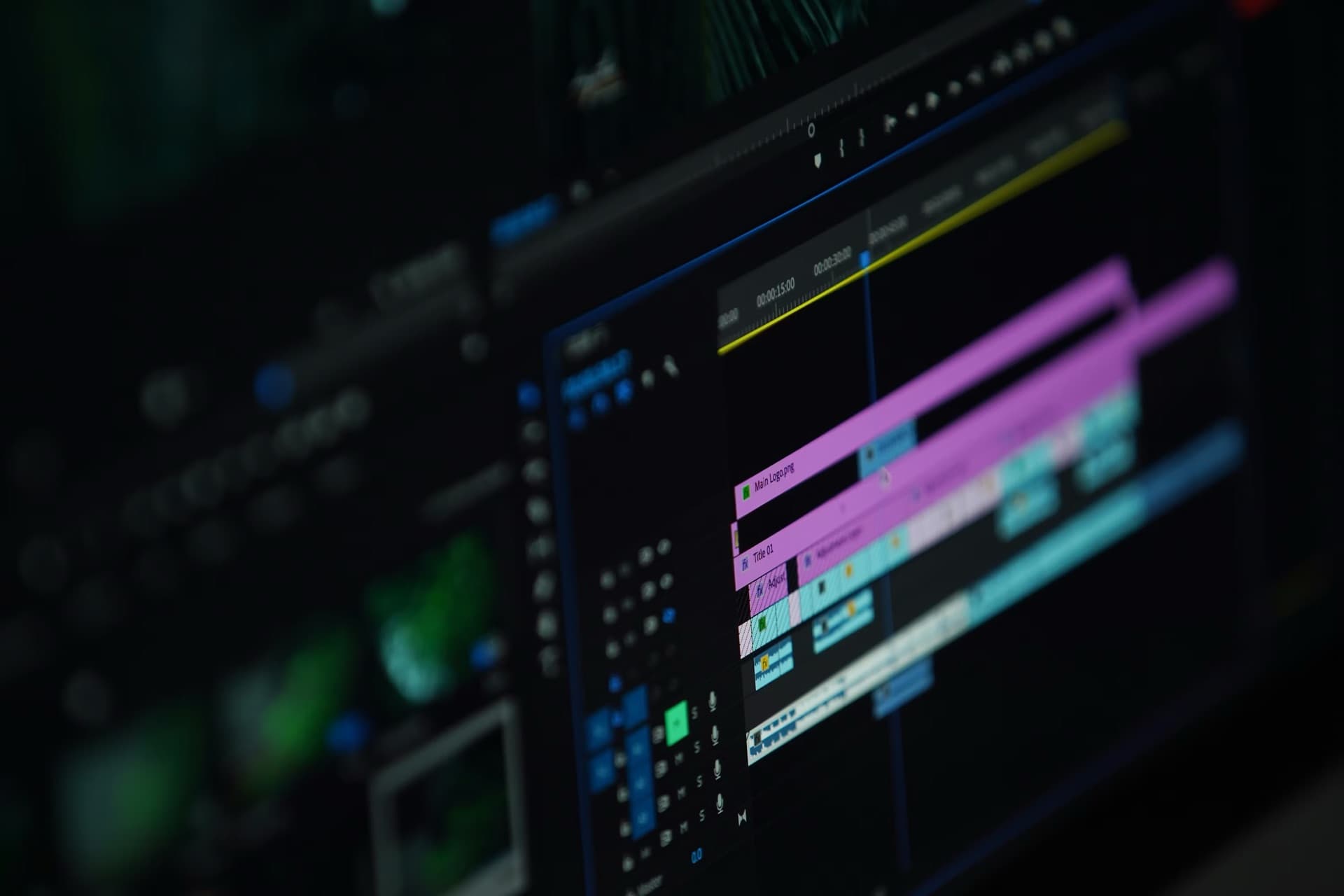 Montagekamer met timeline op scherm