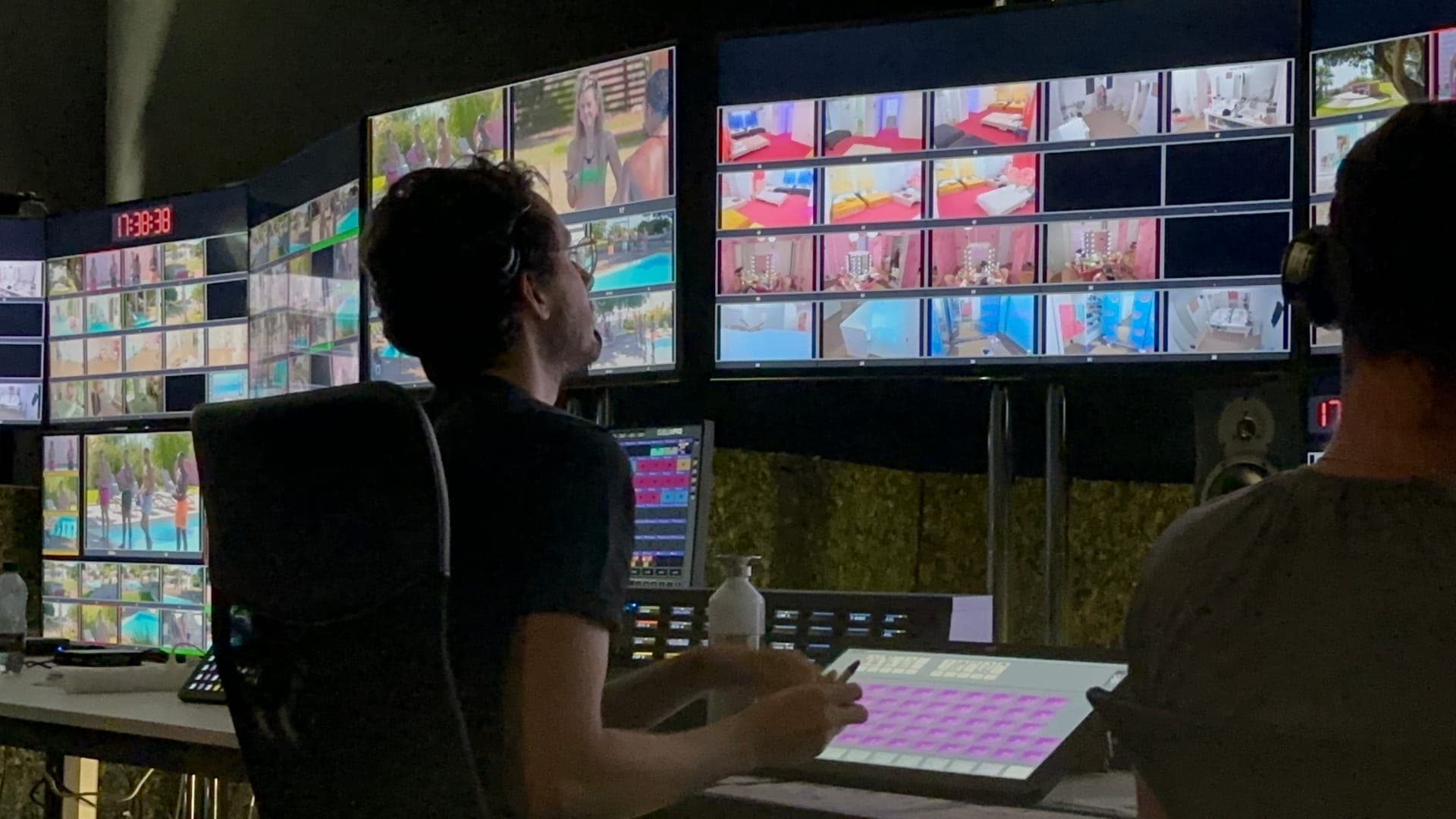 Regiekamer met meerdere monitors